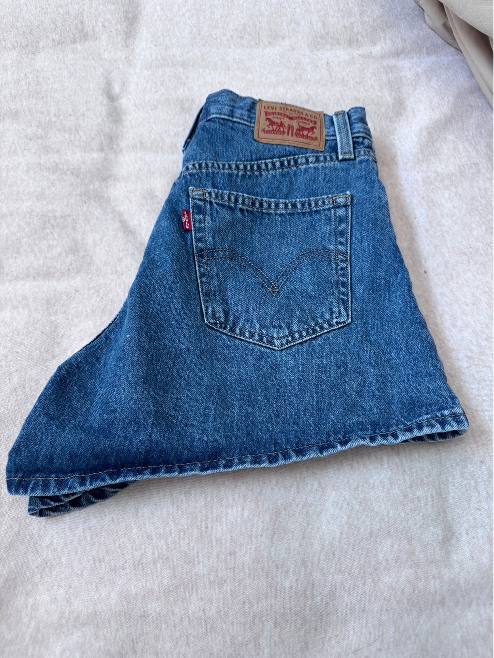Levi’s High Waisted Mom Shorts Size 28 Medium Wash Denim Cut Off Style